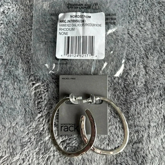 NORDSTROM RACK Hammered Oval Hoop Earrings in Silver NWT - Picture 4 of 7